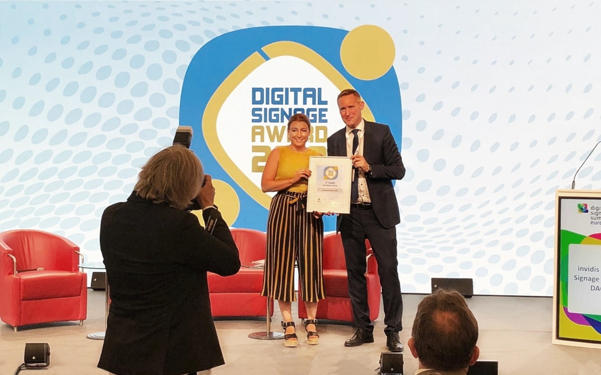 Gewinner Software invidis Digital Signage Award Janine Räsch (MDT); Florian Rotberg (invidis)
